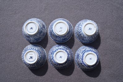 Zes Chinese blauwwitte koppen en schotels met floraal decor, Kangxi